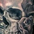 tatuaje Hombro Brazo Reloj Flor Cráneo por Richard Vega Tattoos