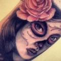 tatuaje Brazo Cráneo mexicano Rosa por East Side Ink Tattoo