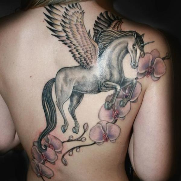 Tatuaje Fantasy Flor Espalda Unicornio por East Side Ink Tattoo