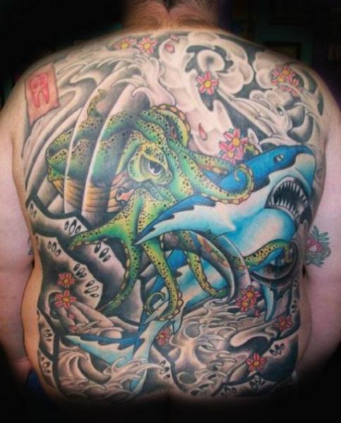 Tatuaje Espalda Tiburón Pulpo por Electric Soul Tattoo