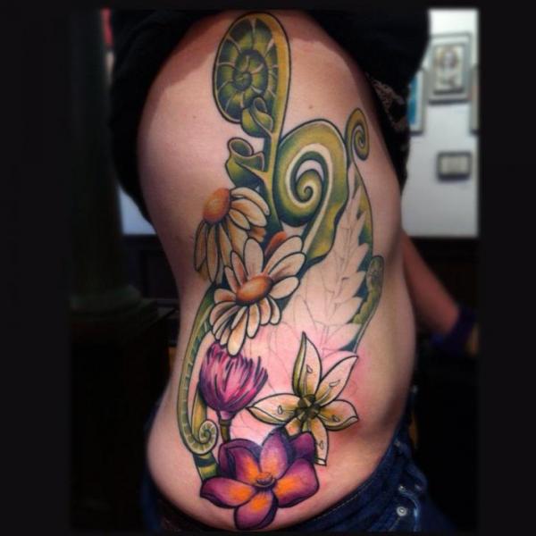 Tatuaje Lado Flores por Empire State Studios