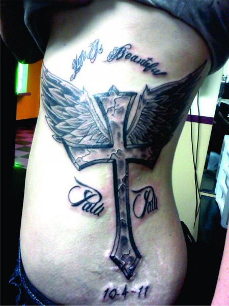 Tatuaje Lado Alas Cruz por Epic Tattoo