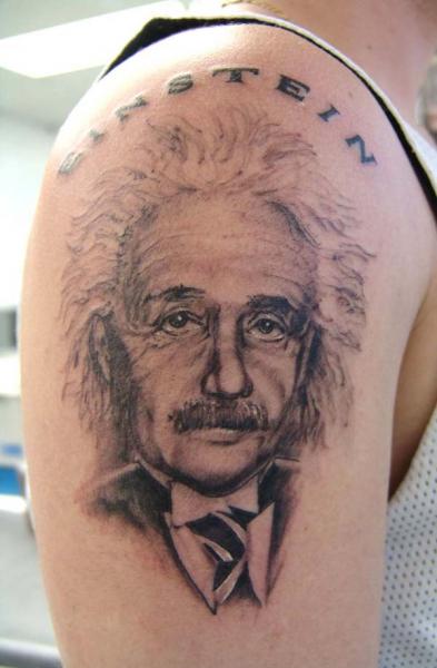 Tatuaje Hombro Realista Einstein por Eye Of Jade Tattoo