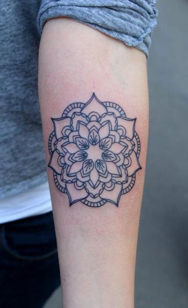 Tatuaggio Braccio Mandala Decorazione di Bloody Blue Tattoo