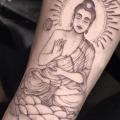 Arm Buddha Religiös Dotwork tattoo von Bloody Blue Tattoo