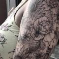 Schulter Arm Blumen Scrabble Dotwork Biene Ameisen tattoo von Bloody Blue Tattoo