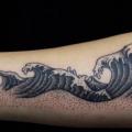 Arm Wellen tattoo von Bloody Blue Tattoo