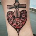 tatuaż Łydka Serce Sztylet przez Bloody Blue Tattoo