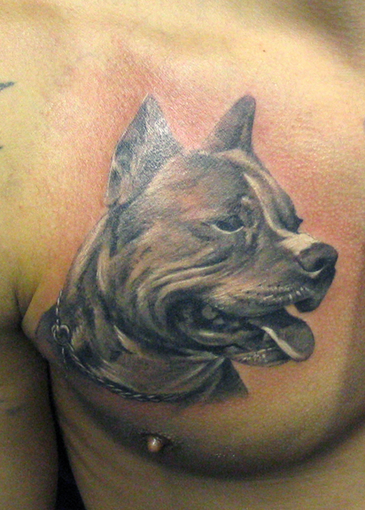Tatuaggio Realistici Petto Cane di Bloody Blue Tattoo