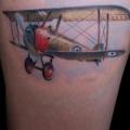 tatuaggio Gamba Aeroplano di Bloody Blue Tattoo