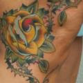 Realistische Bein Blumen tattoo von Bloody Blue Tattoo