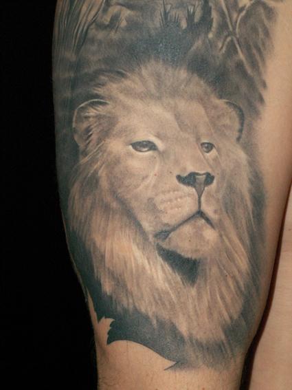 Realistische Bein Löwen Tattoo von Bloody Blue Tattoo