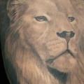 tatuaggio Realistici Gamba Leone di Bloody Blue Tattoo