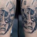tatouage Horloge Veau Jambe Crâne femme par Bloody Blue Tattoo