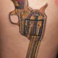 tatuaje Realista Pierna Pistola por Bloody Blue Tattoo
