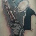 Schulter Waffen tattoo von Bloody Blue Tattoo