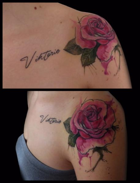 Tatuaggio Spalla Fiore Rose Acquarello di Bloody Blue Tattoo