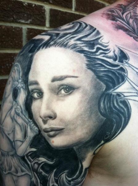 Tatuaggio Spalla Ritratti Realistici di Flesh Tattoo Company