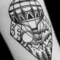 Arm Ballon tattoo von Full Circle Tattoos