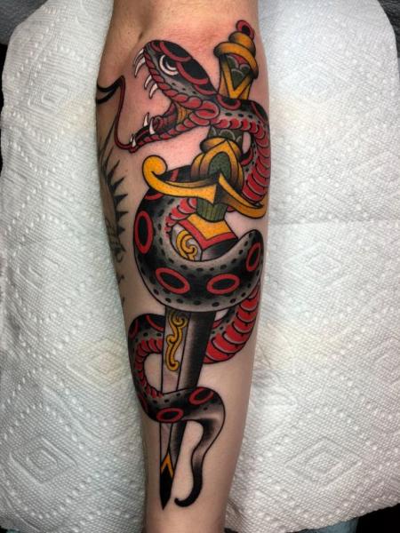 Tatuaggio Braccio Serpente Pugnale di Full Circle Tattoos