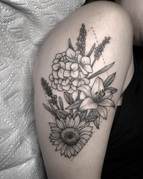 Tatouage Bras Fleur par Full Circle Tattoos