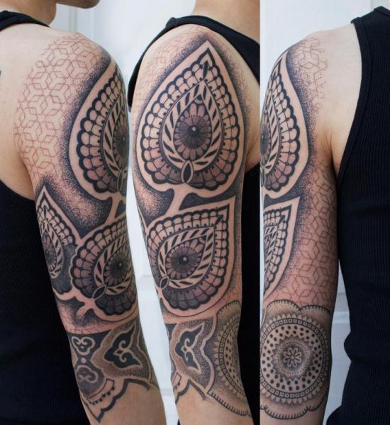 Tatuaggio Braccio Dotwork Geometrici di Full Circle Tattoos