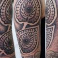 tatuaje Brazo Dotwork Geométrico por Full Circle Tattoos
