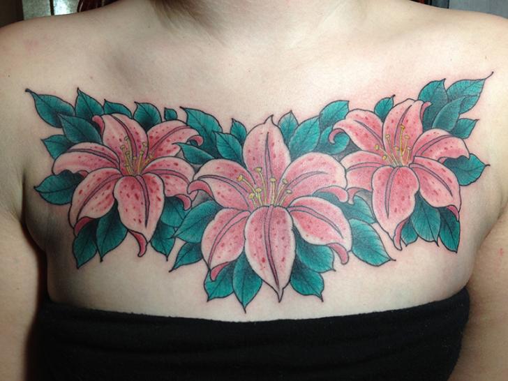 รอยสัก หน้าอก ดอกไม้ โดย Full Circle Tattoos