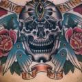 Brust Totenkopf Flügel Blätter tattoo von Full Circle Tattoos