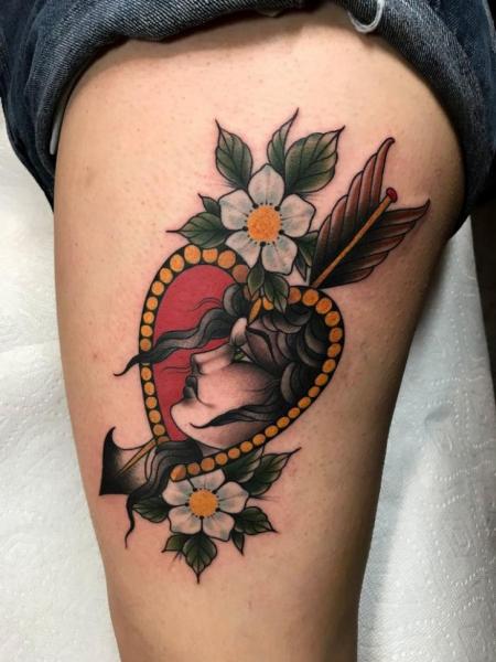 Tatouage Cœur Jambe Fleur Flèche Femme par Full Circle Tattoos