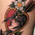 tatuaż Serce Noga Kwiat Strzała kobieta przez Full Circle Tattoos