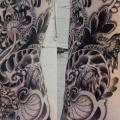 tatuaggio Fiore Fianco Scarabeo di Full Circle Tattoos