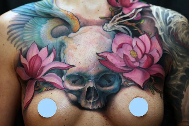 Tatuaje Flor Cráneo Pecho por Jeff Gougue