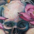 tatuaje Flor Cráneo Pecho por Jeff Gougue