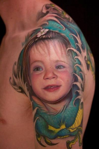 Tatuaje Hombro Realista Niños por Jeff Gougue
