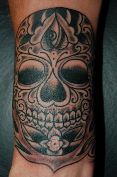 Tatouage Bras Crâne par Gold Rush Tattoo