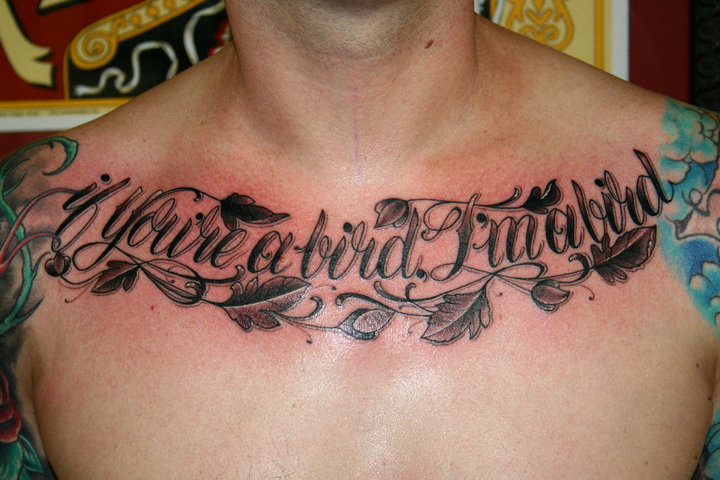 Tatuagem Peito Estilo De Escrita por Gold Rush Tattoo