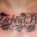 tatuaje Pecho Letras por Gold Rush Tattoo