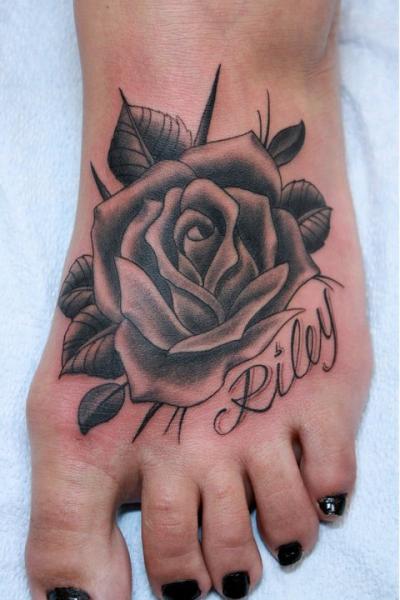Realistische Fuß Blumen Rose Tattoo von Gold Rush Tattoo