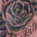Realistische Fuß Blumen Rose tattoo von Gold Rush Tattoo