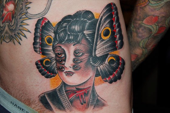 Tatuaje Old School Mujer Mariposa por Gold Rush Tattoo