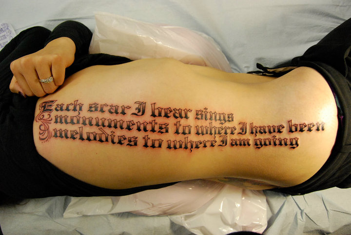 Tatuaż Bok Napisy przez Gold Rush Tattoo