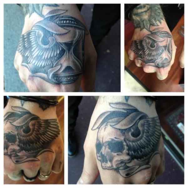 Totenkopf Hand Tattoo von Good Mojo Tattoos