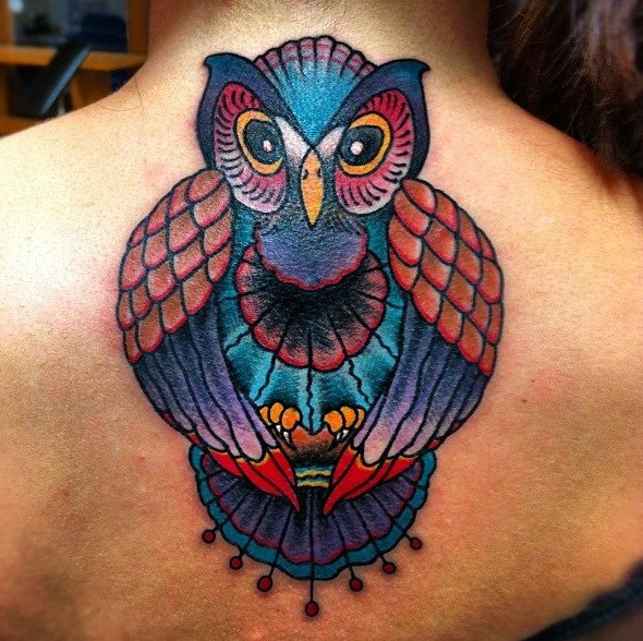 Tatuaje New School Espalda Búho por Graceland Tattoo