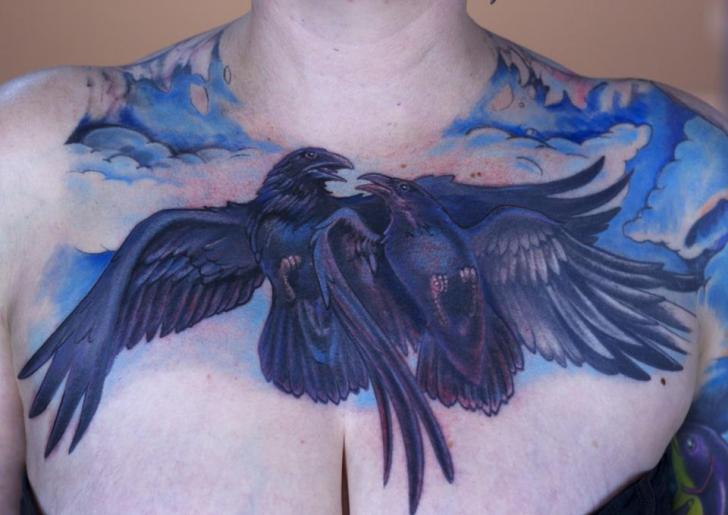 Tatouage Corbeau Seins par Graven Image Tattoo