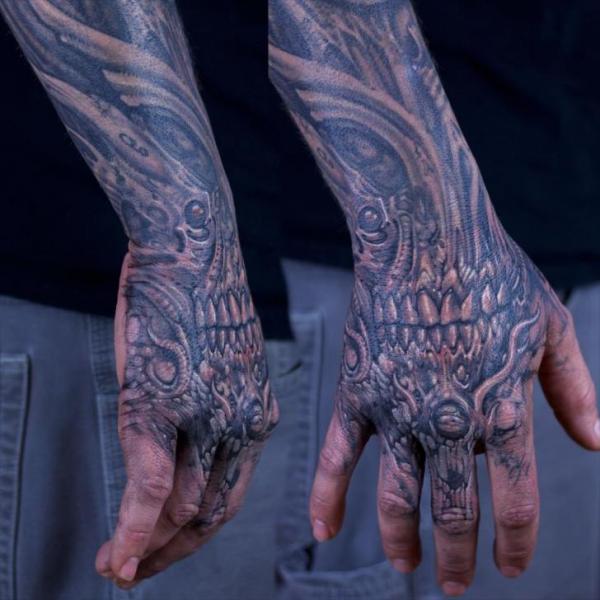 รอยสัก ชีวกลศาสตร์ มือ โดย Graven Image Tattoo