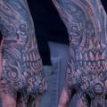 Biomechanisch Hand tattoo von Graven Image Tattoo