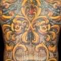 Totenkopf Rücken tattoo von Guru Tattoo