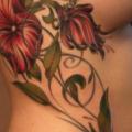 tatuaje Realista Flor Lado por Guru Tattoo