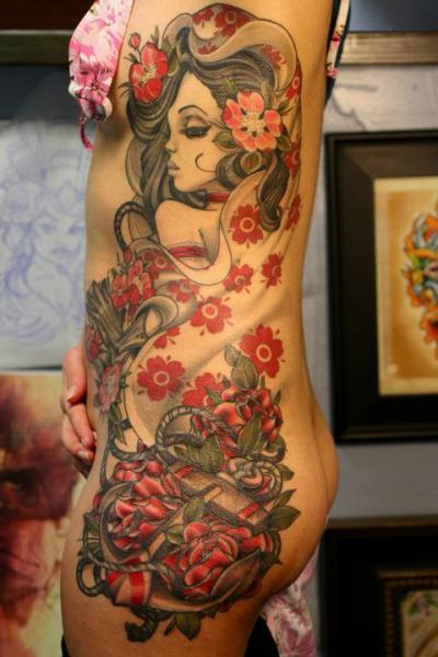 Tatuaje Flor Lado Mujer Ancla por Guru Tattoo